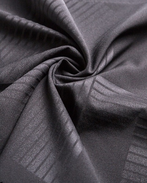 직물의 전체적인 구조에서 날실과 위사는 어떤 역할을 합니까?